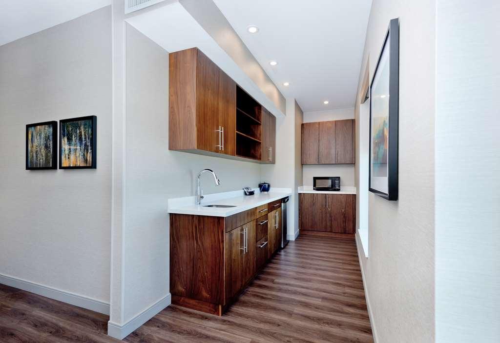 Hyatt Place Kelowna Room photo